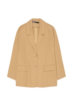 Beeži triibuline bleiser, sisselõikega kraega, kahe nupuga ja kahe eesmise klapiga taskuga, asetatud valgele taustale.