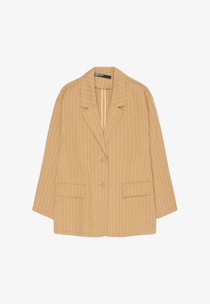 Beiger Nadelstreifen-Blazer mit Reverskragen, zwei Knöpfen und zwei vorderen Pattentaschen, flach auf weißem Hintergrund liegend.