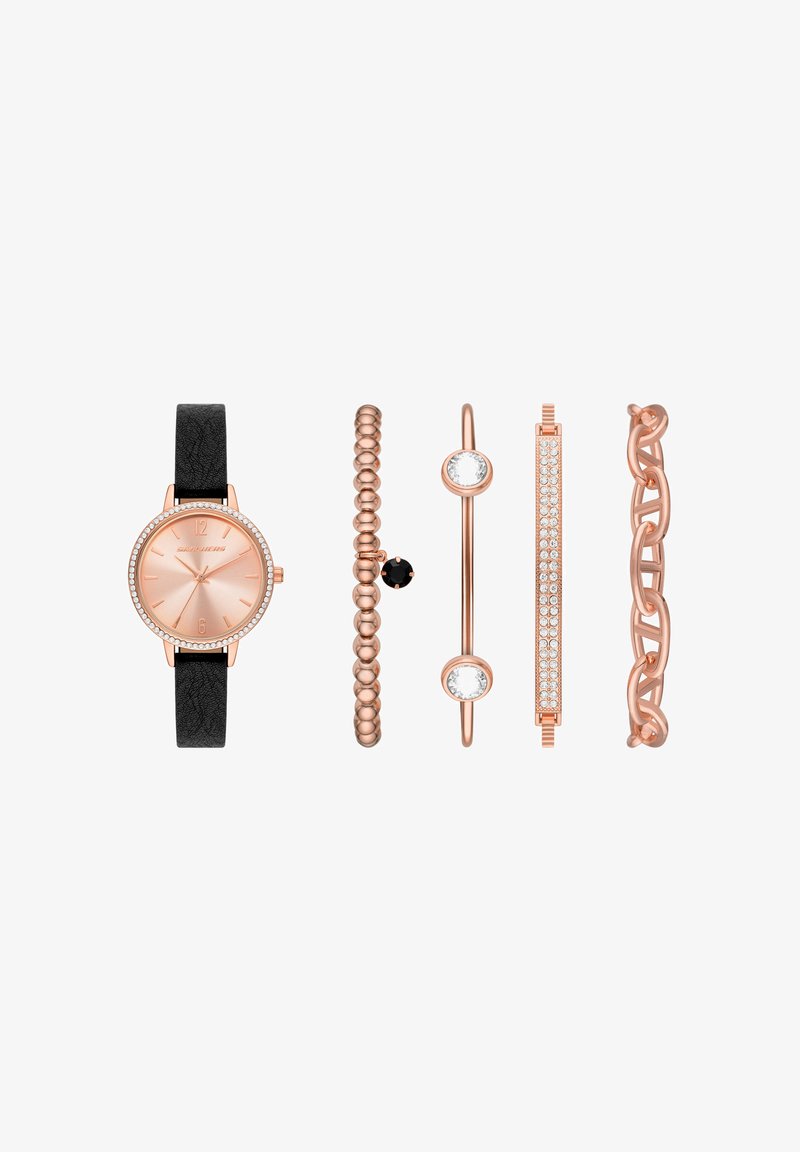 Zegarek w kolorze różowego złota z czarnym skórzanym paskiem; posiada okrągłą tarczę, akcenty kryształowe oraz cztery bransoletki w kolorze różowego złota o różnych teksturach i wzorach.