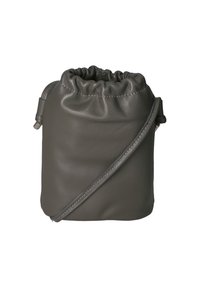 Grå læder bucket bag med samlet top, justerbar strop og glat tekstur. Kompakt, cylindrisk form med diskret syning.