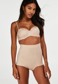 Sujetador balconette nude con encaje y tirantes ajustables, combinado con bragas moldeadoras nude de talle alto y sin costuras. Textura suave, diseño ajustado.