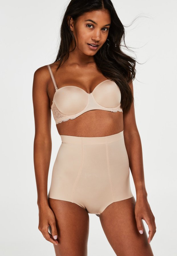 Sujetador balconette nude con encaje y tirantes ajustables, combinado con bragas moldeadoras nude de talle alto y sin costuras. Textura suave, diseño ajustado.