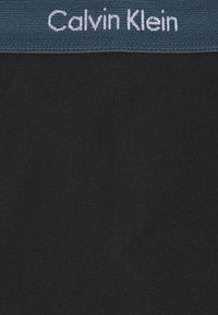 Calvin Klein Underwear LOW RISE TRUNK STRETCH 3 PACK - Cuecas boxer - hemisphere/direct green/blue