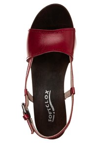 Sandale en cuir rouge à bout ouvert, semelle intérieure noire, bride de cheville et boucle argentée, semelle intérieure de marque Softclox.