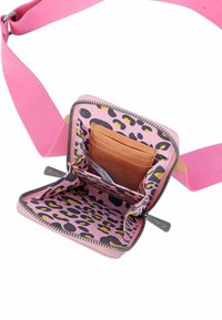 Borsa a tracolla rosa con chiusura a zip. Interno con stampa leopardata rosa e molteplici scomparti per carte in finitura pelle color beige.
