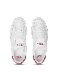Hvide lædersneakers med røde accenter og perforerede detaljer. Har flade snørebånd og mærkebetegn på tungen. Minimalistisk design, lavprofil-silhuet.