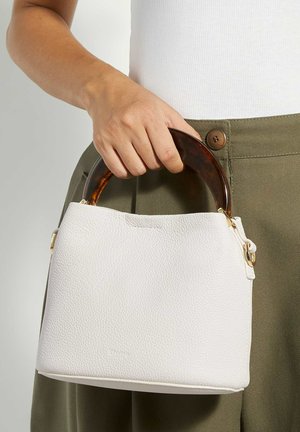 Borsa in pelle bianca texturizzata con manico arrotondato in tartaruga e dettagli in metallo dorato. Chiusura con cerniera nella parte superiore, design compatto.