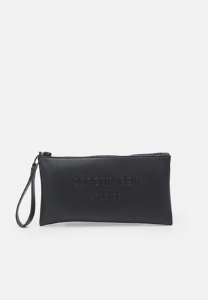 Schwarzes Handgelenktäschchen mit Reißverschluss und geprägt "Copenhagen Studios" Schriftzug auf der Vorderseite.