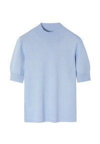 Jasnoniebieska bluzka z krótkim rękawem wykonana z miękkiej dzianiny, z wysokim, prążkowanym kołnierzem oraz półdopasowanym krojem z prążkowanymi mankietami.
