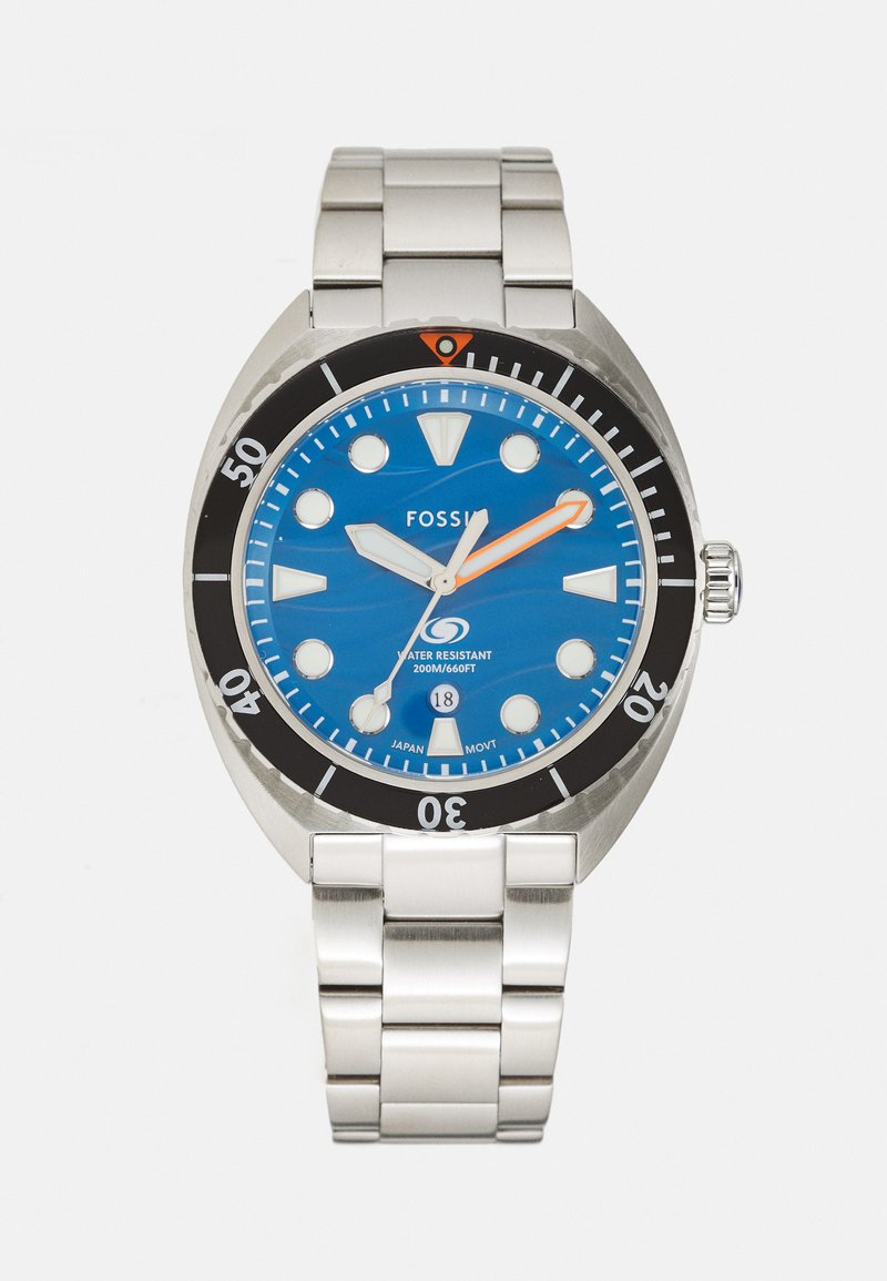 Orologio in acciaio inossidabile Fossil con quadrante blu, lunetta nera, lancetta dei secondi arancione e indici delle ore bianchi. Resistente all'acqua fino a 200 metri.