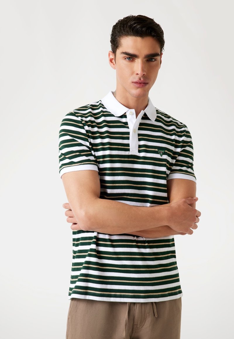 Polo a rayas verdes y blancas con cuello blanco, mangas cortas y un pequeño logotipo en el pecho.