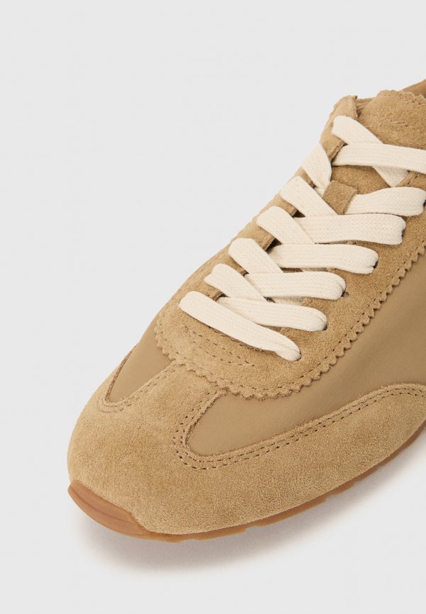 Trainers - camel2