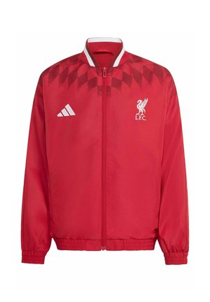 Czerwona sportowa kurtka na zamek z białym logo Adidas po prawej stronie klatki piersiowej oraz białym emblematem Liverpool FC po lewej stronie klatki piersiowej, z wzorzystym karczkiem.