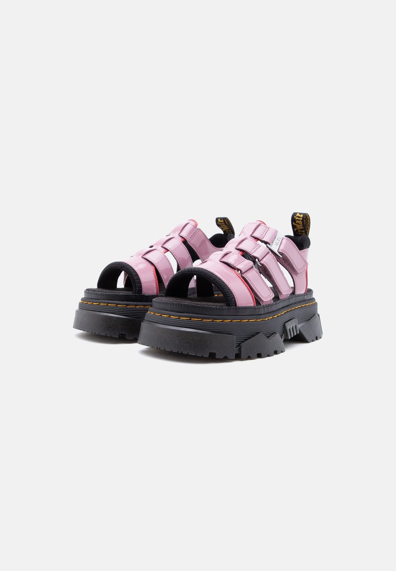 Sandali platform neri spessi con cinturini in pelle rosa, chiusure regolabili in velcro e suole robuste scolpite.