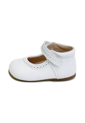 Zapato blanco para niño pequeño con correa en el tobillo y detalles perforados, suela marrón suave y forro interior acolchado, mostrado de lado.