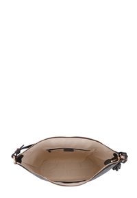 Borsa a spalla nera in pelle con una superficie liscia, chiusura con zip color oro e foderatura interna beige. Presenta una tasca interna con zip per un'organizzazione ottimale.