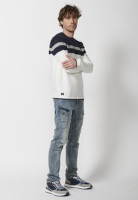 Koroshi Vesta - crudo   off white