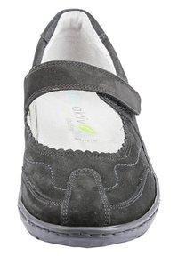 Schwarze Wildlederschuhe mit runder Zehenpartie und Mary-Jane-Riemen. Mit dekorativer Naht und gepolsterter Innensohle. Leichte, flexible Laufsohle.