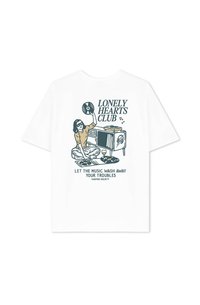 Biele bavlnené tričko s grafickou potlačou osoby so vinilovou platňou a gramofónom, s textom v zelenej farbe: "LOVELY HEARTS CLUB."