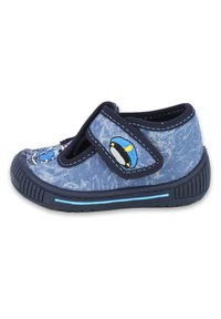 Dunkelblaue Kinderschuhe aus Denim mit Gummisohle, Klettverschluss und seitlichen Patches mit einem blauen Cartoon-Charakter und einem kreisförmigen Design.