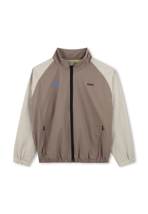 Chaqueta con cremallera de color marrón claro y beige con puños elásticos, cuello alto y los logotipos "BOSS" y "AO" en el pecho.