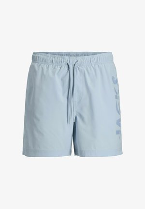 Shorts de bain bleu clair avec taille élastique, cordon de serrage et logo vertical discret sur la jambe droite.