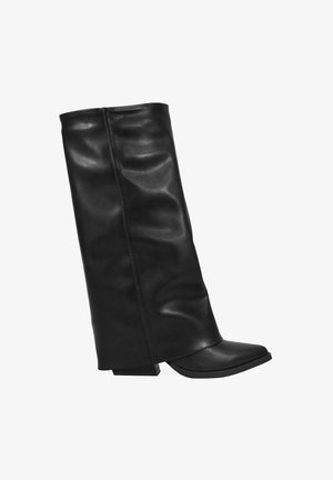 Botín de cuero negro hasta la rodilla con puntera afilada, tacón cilíndrico ancho y sutiles pliegues a lo largo del caña.