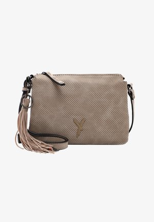 Bolso bandolera beige perforado con llavero de borlas, correa ajustable y detalle de "Y" cosido en el frente.