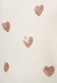 Kremowa tkanina z wieloma sercami w kolorze różowego złota, ozdobionymi cekinami, w różnych pozycjach i rozmiarach, tworząc teksturowany wzór na powierzchni.