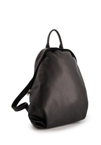 Sac à dos en cuir noir au fini texturé, avec une forme douce et arrondie, des bretelles doubles et une poignée supérieure pour des options de transport polyvalentes.
