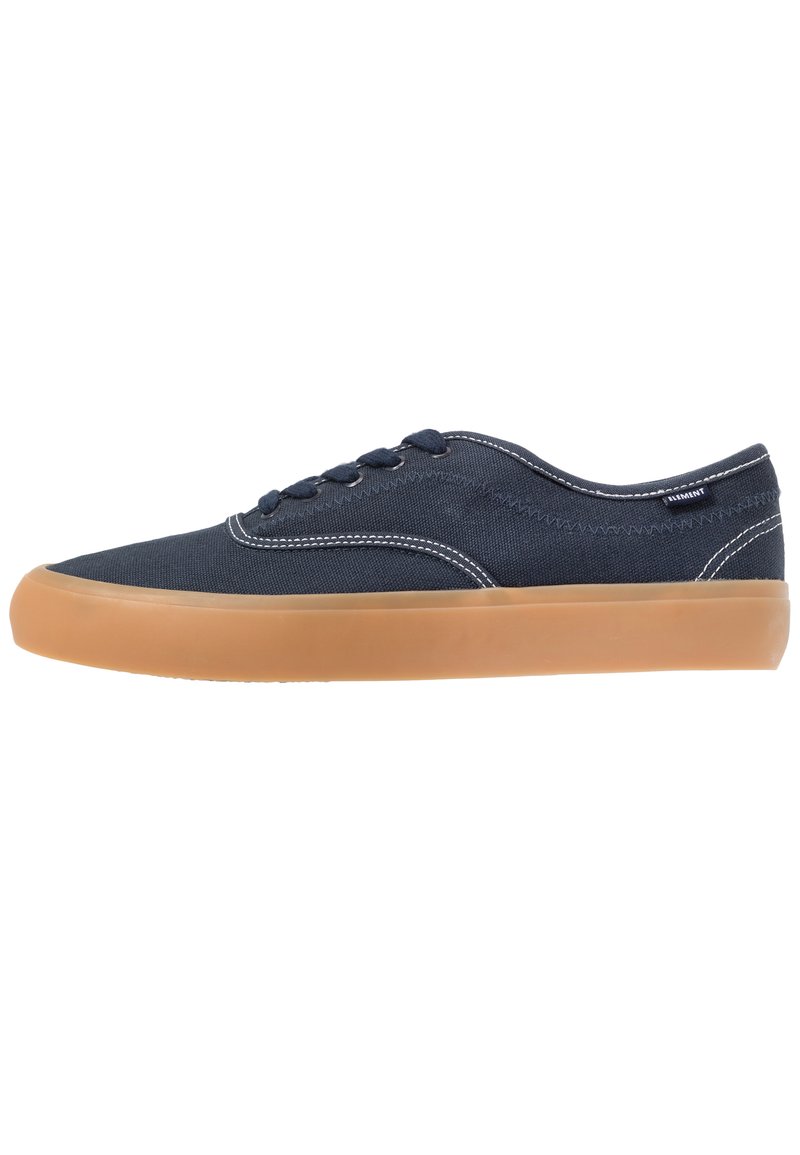 Sneakers in tela navy con cuciture bianche, design low-top, punta rotonda e suola in gomma marrone chiaro. Dettaglio di allacciatura con sei occhielli.
