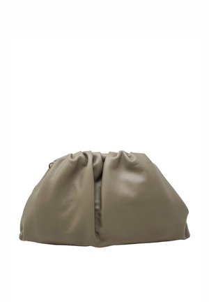 Pochette en cuir taupe souple avec des détails froncés et un fond arrondi, présentée sur fond blanc.