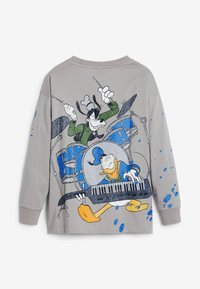 Harmaa pitkähihaine T-paita, jossa on sarjakuvamainen kuva Goofysta ja Donald Kankusta, sinisten rumpujen ja koskettimien lisäyksillä. Teksturoidut graafiset printit.