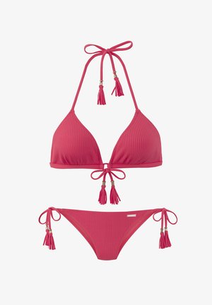 Roze geribbelde bikini met een driehoek top met franjes en verstelbare banden, en bijpassende onderkant met zijbandjes en franjes.