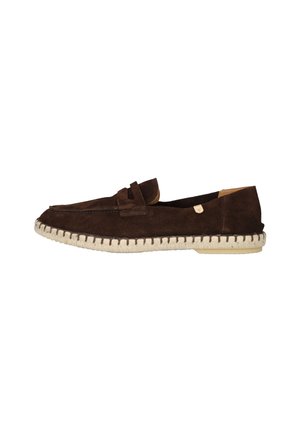 Bruine suède loafer met witte gestikte zool en een kleine decoratieve band bovenop, zijaanzicht.