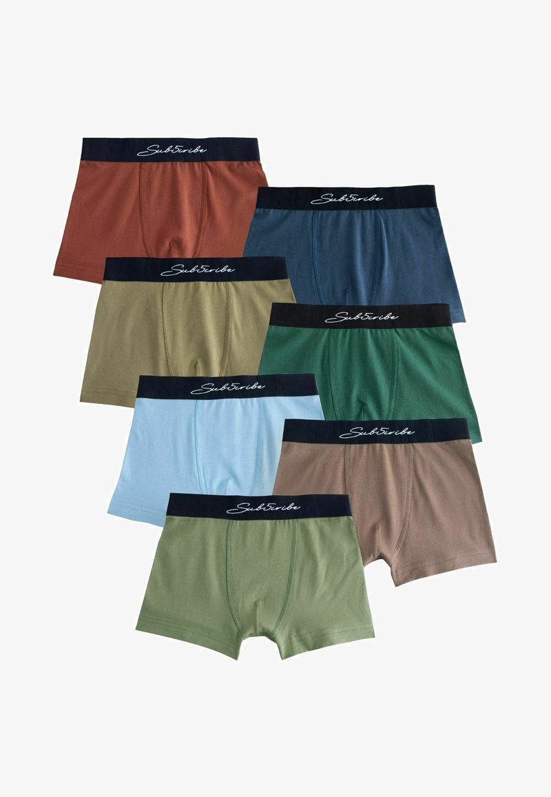 Sette paia di boxer da uomo in vari colori con fascia nera marchiata "Sub5cribe" su sfondo bianco.