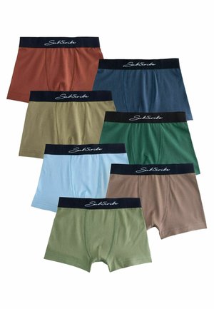 Syv par boxershorts i forskellige farver: rust, teal, lyseblå, oliven, mørkegrøn, brun og lysebrun, med sorte elastiske taljebånd.