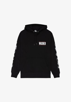Schwarzer Kapuzenpullover mit dem Schriftzug "WASHED" auf der Brust, kleinem roten Dreiecksmuster und weißen grafischen Gesichtern, die beide Ärmel hinunterlaufen.