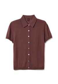 Polo de manga corta en burdeos, fabricado en tejido de punto, con cuello tipo punto y cierre frontal de botones a contraste.