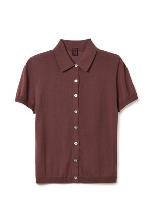 Polo à manches courtes de couleur bourgogne en tissu tricoté, avec un col classique et une fermeture à boutons avec des boutons contrastants.