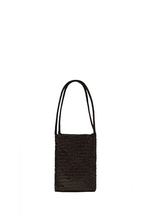 Piccola borsa a tracolla nera intrecciata con doppi cinturini, forma rettangolare, su sfondo bianco semplice.