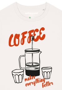 Witte katoenen T-shirt met een koffiepers en twee kopjes. "COFFEE" is in vetrood gedrukt boven de zin "maakt alles beter" in oranje.