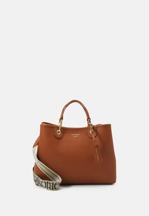 Brun pebble læder tote taske med dobbelte håndtag, gul hardware og en aftagelig rem med et stribet mønster. Etikette med brandnavn hæftet.