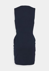 Mörkblå ärmlös klänning med åtsittande midja, gathered sidor och mjuk textur. Enkelt mönster, knälång och utan synliga dekorationer.