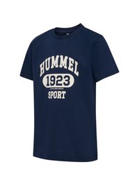 Marineblå bomulds t-shirt med rund hals, korte ærmer og et hvidt grafisk print med teksten "HUMMEL 1923 SPORT" på fronten.