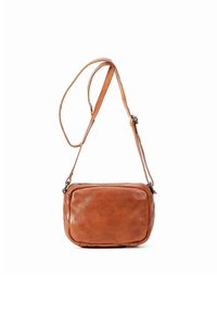 Hnedá kožená crossbody taška s obdĺžnikovým tvarom, nastaviteľným popruhom, zipsovým uzáverom a textúrovaným povrchom. Vyznačuje sa minimalistickým dizajnom.