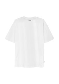 Biała koszulka z krótkim rękawem o okrągłym dekolcie, wykonana z bawełny. Posiada małe czarne logo z tyłu, lekko luźny krój.