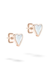 Par av örhängen i roséguld med klara hjärtformade ädelstenar, visade med fjärilsbakstycken på vit bakgrund.