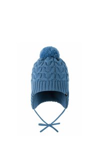 Niebieska dzianinowa czapka z teksturowanym wzorem w warkocze, z pomponem na górze i trokami do związania pod podbródkiem. Wewnętrzna wyściółka jest gładka.