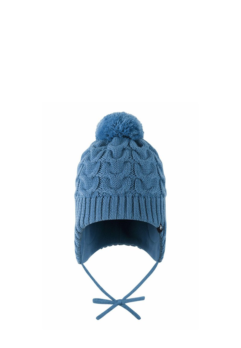Niebieska dzianinowa czapka z teksturowanym wzorem w warkocze, z pomponem na górze i trokami do związania pod podbródkiem. Wewnętrzna wyściółka jest gładka.